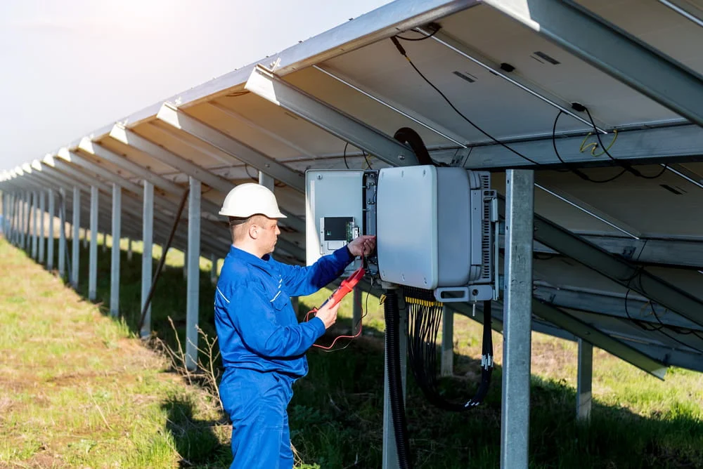 Kiểm tra đầu nối của bộ inverter năng lượng mặt trời